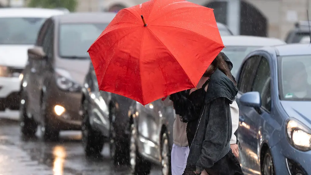 Zum-Wochenstart-ziehen-Schauer-und-teils-kraeftige-Gewitter-ueber-Sachsen