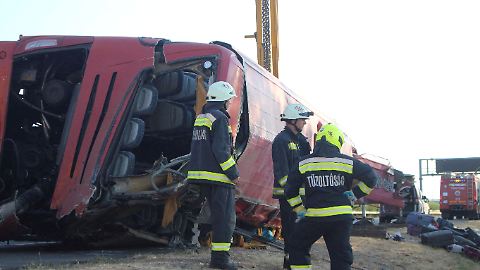 epi_1059964232_REUTERSFOTO_2026-08-16T084508Z 1949842787 RC2JZMA7IRWZ RTRMADP 3 HUNGARY-POLAND-BUS-ACCIDENT.JPG_Firefighters work on (1)