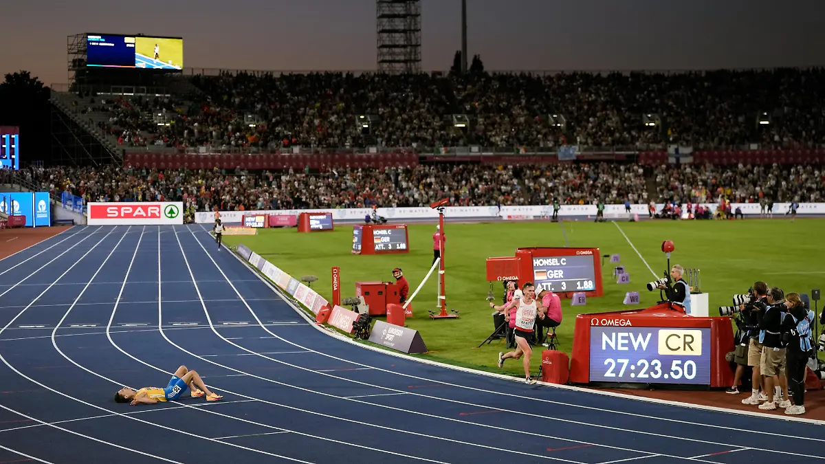 Birmingham-England-20260815-Andreas-Almgren-fra-Sverige-etter-a-ha-tatt-gull-i-øvelsen-10000-meter-menn-finale-under-EM-i-friidrett-2026-pa-Alexander-Stadium-i-Birmingham-lørdag-Han-satte-ny-mesterskapsrekord-pa-27-23-50