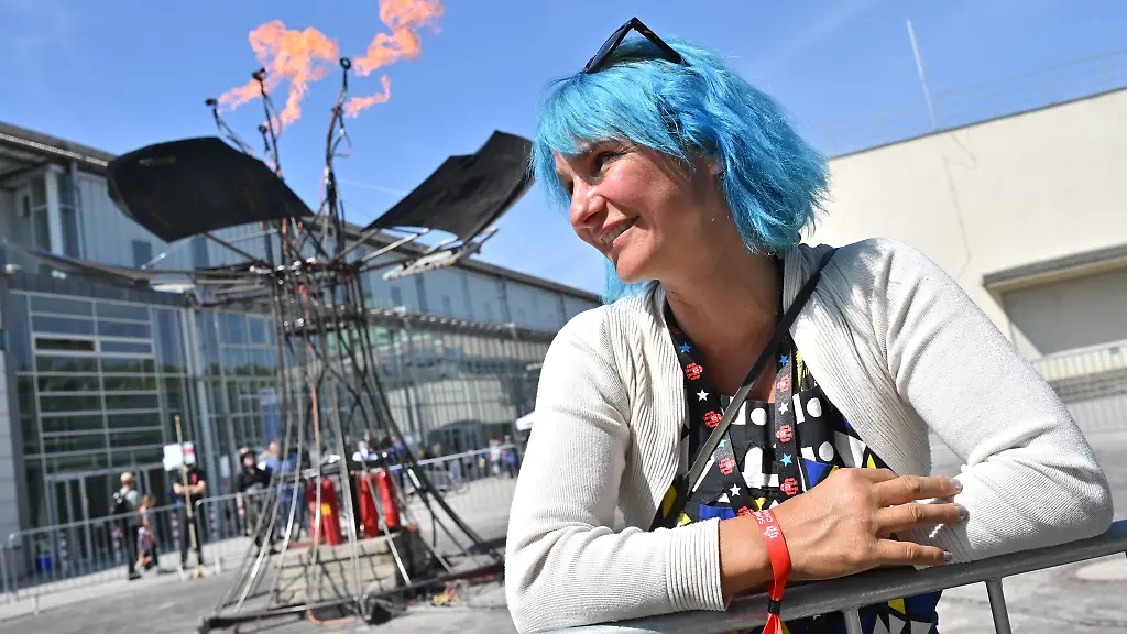 Bibi-Jordan-steht-auf-der-Maker-Faire-vor-ihrem-feuerspeienden-Kunstwerk-Flower-Power