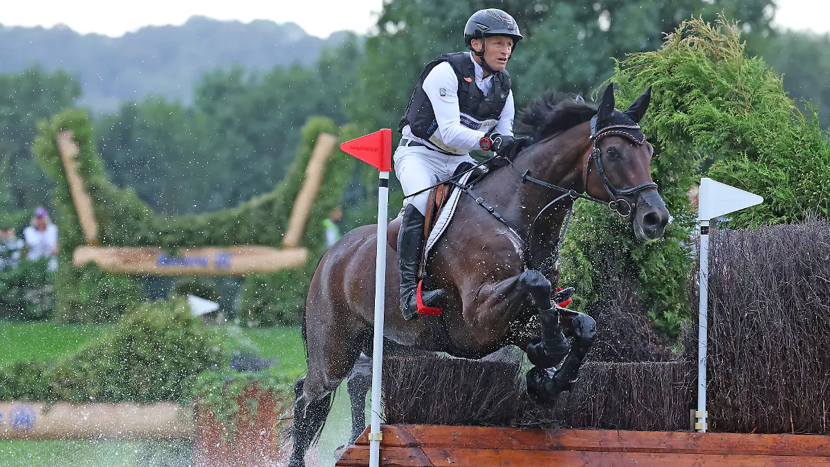 Michael-Jung-GER-Deutschland-Germany-mit-Pferd-fischerChipmunk-FRH-Chipmunk-FRH-Allianz-Versicherung-Wasserhindernis-Vielseitigkeit-Dressur-FEI-Eventing-World-Championship-DHL-Preis-Einzel-Mannschaft-Gelaendepruefung-Teilpruefung-Gelaende-Cross-Country-AACHEN-FEI-World-Championships-2026-Weltfest-des-Pferdesports-Reitsport-Weltmeisterschaft-2026-Aachen-2026-Welcome-Home-2026-Aachener-Soers-11-bis-23-August-2026-Reitsport-15-08