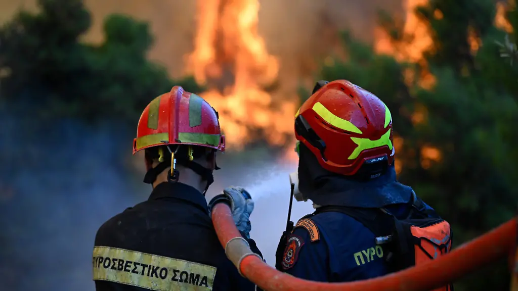 Feuerwehrleute-sind-bei-einem-Waldbrand-in-der-Naehe-von-Porto-Germeno-nordwestlich-von-Athen