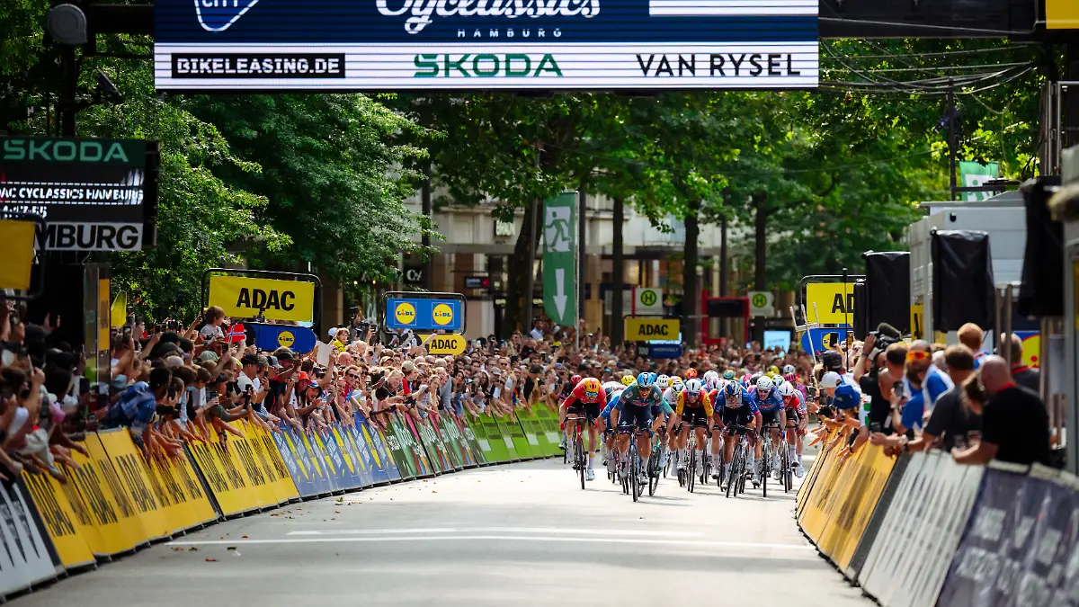 Radsport-UCI-WorldTour-Cyclassics-205-30-km-Maenner-Der-Franzose-Paul-Magnier-Soudal-Quick-Step-fuehrt-kurz-vor-der-Ziellinie-das-Feld-an