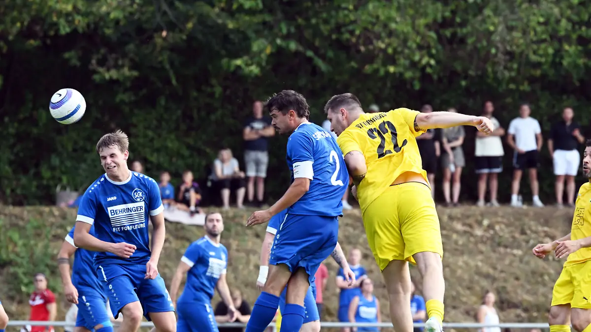 Fussball-Maenner-Kreisliga-Sinsheim-SV-Tiefenbach-SG-Kirchardt-Ex-Nationalspieler-Niklas-Suele-r-erzielt-bei-seinem-Debuet-im-Amateurfussball-beim-SV-Tiefenbach-den-Treffer-zum-2-6-Die-SG-Kirchardt-gewinnt-das-Spiel-2-7