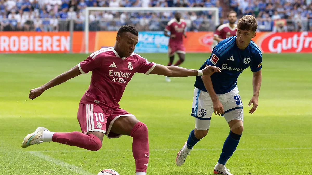 Gelsenkirchen-Germany-16-08-26-Kylian-Mbappe-Real-Madrid-und-Vitalie-Becker-Schalke-04-im-Zweikampf-waehrend-des-Testspiels-zwischen-Schalke-04-Real-Madrid-in-der-Veltins-Arena-in-Gelsenkirchen-Photo-by-Joachim-Bywaletz-DFB-DFL-REGULATIONS-PROHIBIT-ANY-USE-OF-PHOTOGRAPHS-AS-IMAGE-SEQUENCES-AND-OR-QUASI-VIDEO