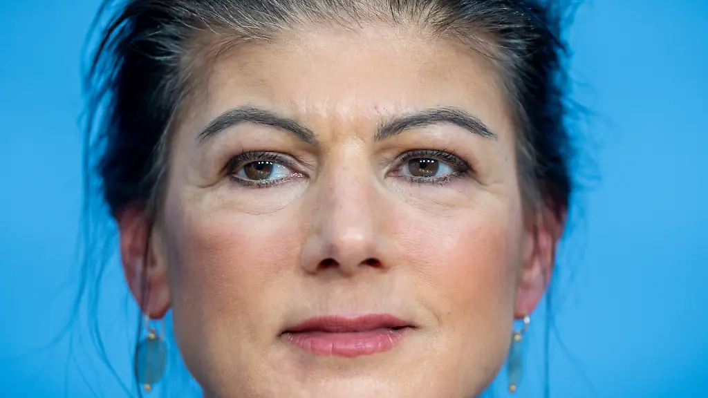 Sahra-Wagenknecht-BSW-Buendnis-Sahra-Wagenknecht-Bundesvorsitzende-nimmt-an-einer-Pressekonferenz-zur-Neuaufstellung-des-BSW-teil-Beim-BSW-Bundesparteitag-in-Magdeburg-soll-die-neue-Parteifuehrung-dann-gewaehlt-werden