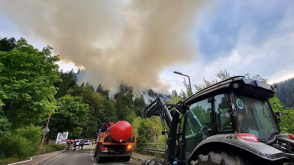 Mehr-als-160-Kraefte-sind-vor-Ort-im-Einsatz-um-den-Brand-unter-Kontrolle-zu-bringen