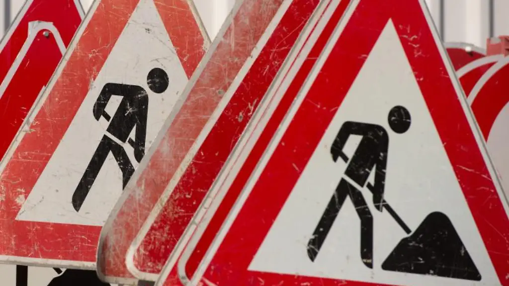 Verkehrsschilder-fuer-eine-Baustelle