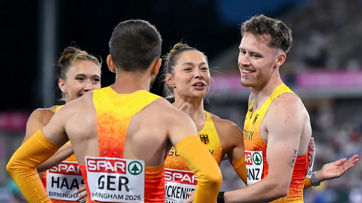Leichtathletik-Europameisterschaft-Mixed-Final-4x100m-Staffel-Rebekka-Haase-l-r-Heiko-Gussmann-Gina-Lueckenkemper-und-Kevin-Kranz-freuen-sich-ueber-Silber