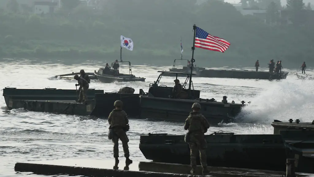 Soldaten-der-7-Pionierbrigade-des-7-Korps-der-suedkoreanischen-Armee-der-2-Infanteriedivision-der-US-Armee-und-des-11-Pionierbataillons-versuchen-eine-schwimmende-Bruecke-ueber-den-Namhan-Fluss-zu-installieren-Die-Streitkraefte-der-USA-und-Suedkoreas-fuehren-ihre-jaehrliche-grosse-Militaeruebung-Ulchi-Freedom-Shield-25-zur-Abschreckung-Nordkoreas-durch