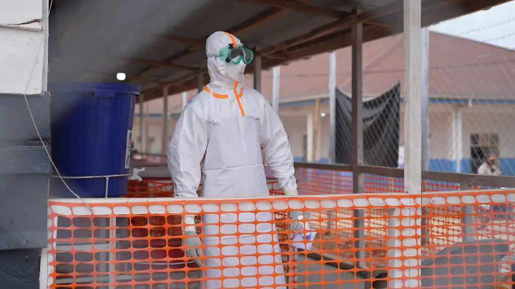 Ein-Mitarbeiter-des-Gesundheitswesens-in-Schutzkleidung-schaut-in-einem-Ebola-Behandlungszentrum-im-Osten-des-Landes-um-sich