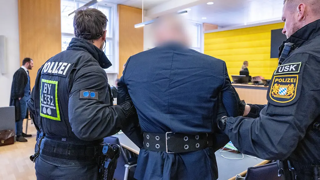 Fuer-die-Transport-und-Bewachungseinsaetze-waehrend-Prozessen-muessen-Polizisten-viele-Arbeitsstunden-aufwenden