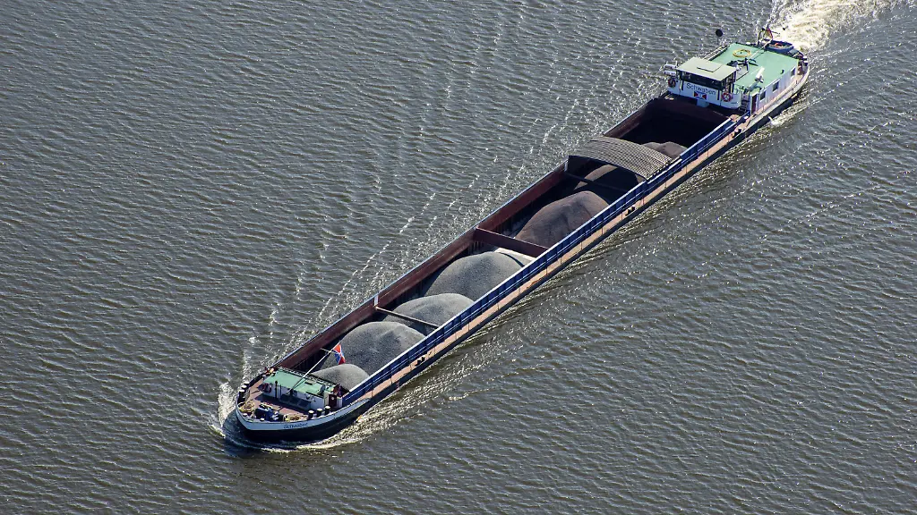 Luftbild-eines-Binnenschiff-Schwaben-mit-Schuettgut-auf-der-Elbe-Baumaterial-Transport-Logistik-Sand-Kies-Hamburg-Deutschland-Europa
