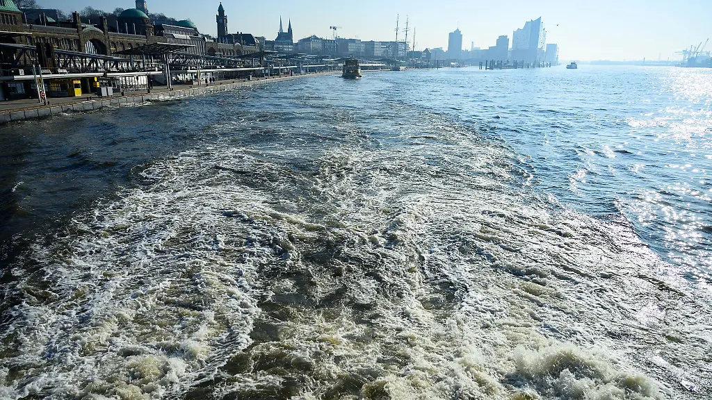 Im-Hamburger-Hafen-stellte-die-Polizei-Verstoesse-gegen-Ballastwasser-Vorschriften-fest
