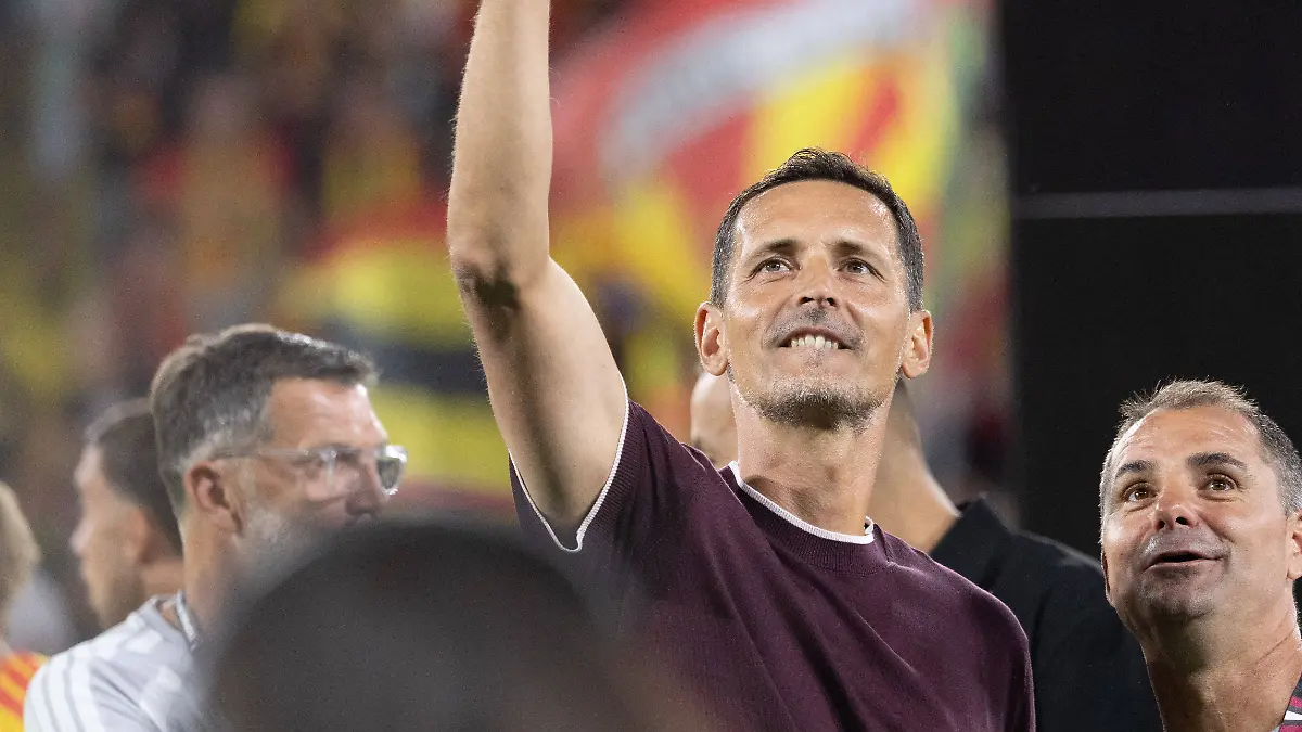 RC-Lens-vs-PSG-football-match-Lens-RC-lens-coach-Dino-Toppmoller-celebrate-after-winning-the-French-Super-Cup-Trophee-des-Champions-football-match-between-RC-Lens-and-Paris-Saint-Germain-PSG-at-the-Stade-Bollaert-Delelis-in-Lens-northern-France-on-August-16-2026-Photo-by-Raphael-Lafargue-ABACAPRESS