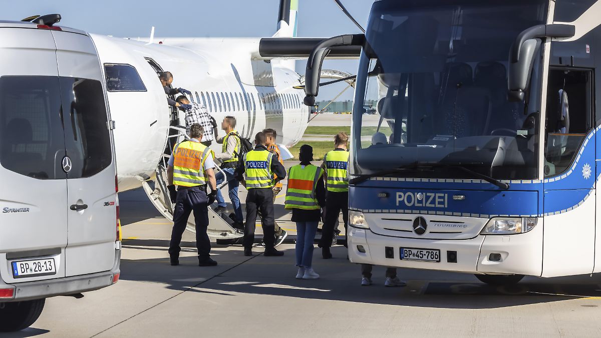 Förderung freiwilliger Ausreise: Nur jeder zweite Ausreisepflichtige nimmt Geld vom Bund