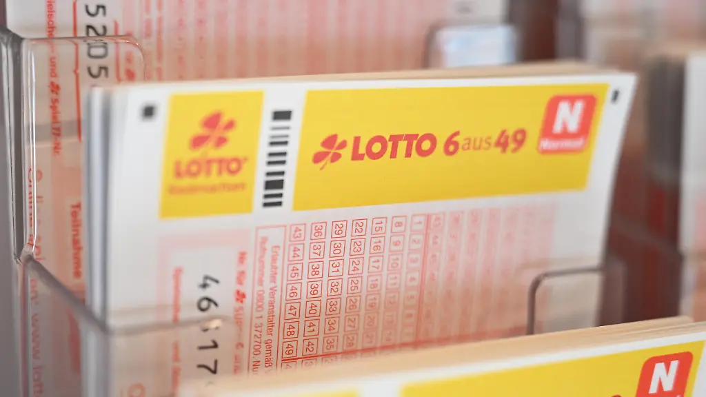 Mehrere-Lotto-Spielscheine-liegen-in-einer-Auslage