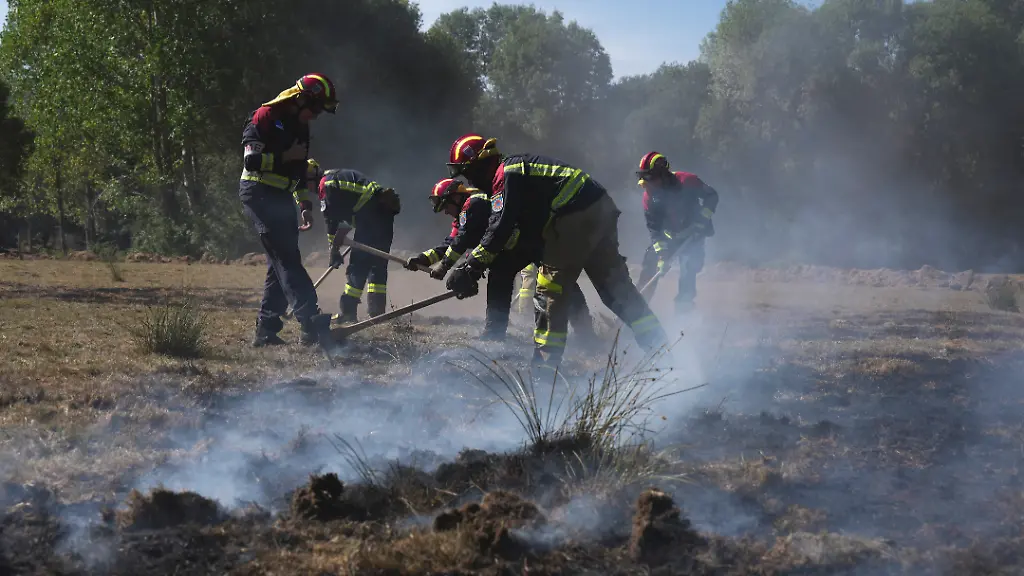Einsatzkraefte-verschiedener-Feuerwehren-aus-Nordrhein-Westfalen-unterstuetzen-die-Brandbekaempfung-im-Waldbrandgebiet-im-Biosphaerenreservat-Los-Ancares-Leoneses