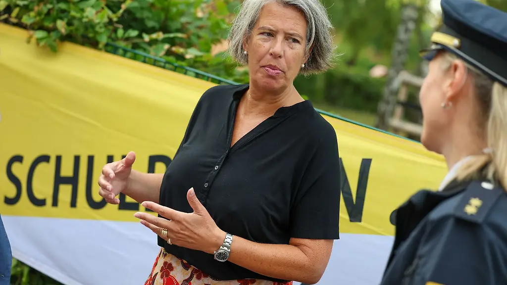 Tamara-Zieschang-war-beim-Auftakt-der-Verkehrssicherheitsaktion-Sicherer-Schulweg