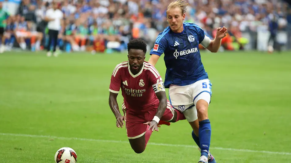 Vinicius-Junior-Real-Madrid-und-Timo-Becker-FC-Schalke-04-beim-Testspiel-zwischen-dem-FC-Schalke-04-und-Real-Madrid-CF-Copyright-Thomas-Pakusch-Vinicius-Junior-of-Real-Madrid-and-Timo-Becker-of-FC-Schalke-04-during-the-exhibition-match-between-FC-Schalke-04-and-Real-Madrid-CF