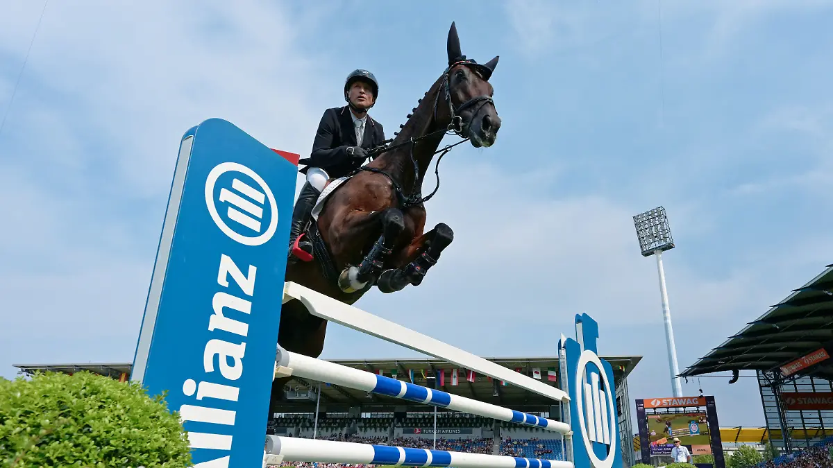 16-08-2026-Nordrhein-Westfalen-Aachen-Pferdesport-Weltmeisterschaft-Vielseitigkeit-Springen-Team-und-Einzelwertung-Der-deutsche-Vielseitigkeitsreiter-Michael-Jung-auf-dem-Pferd-Chipmunk-springt-ueber-ein-Hindernis