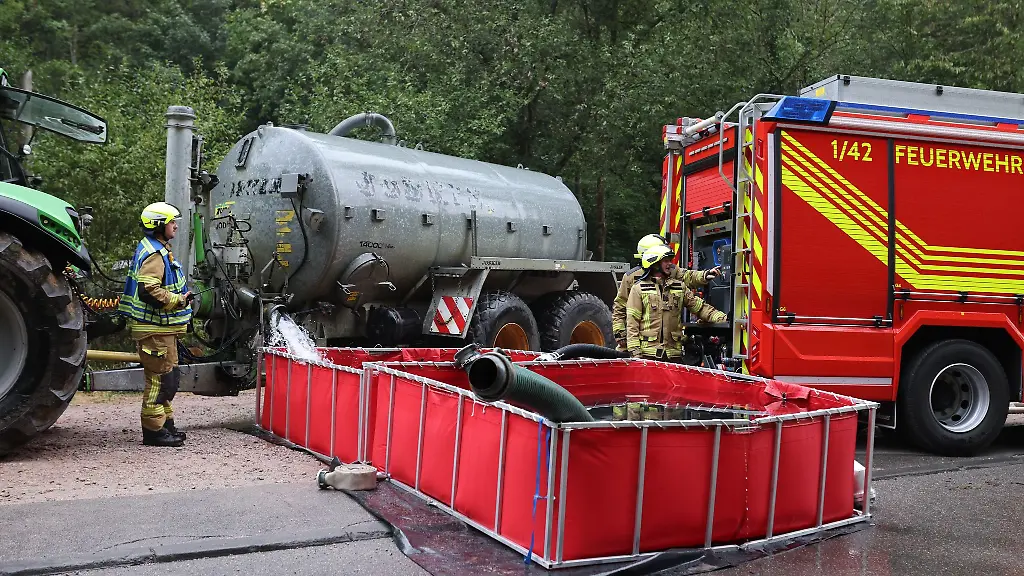 Die-Feuerwehr-hat-einen-Teil-des-Feuers-inzwischen-unter-Kontrolle
