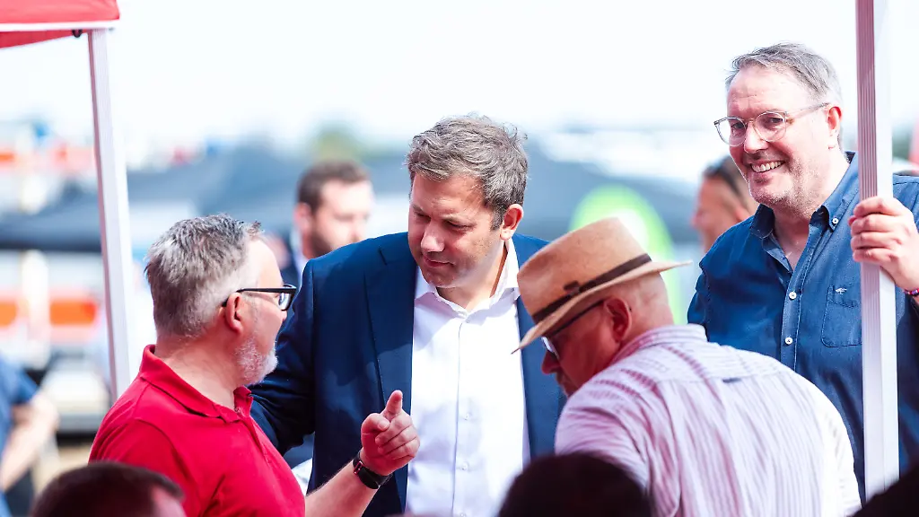 Lars-Klingbeil-M-SPD-Bundesvorsitzender-und-Bundesminister-der-Finanzen-und-der-ehemalige-Ministerpraesident-von-Rheinland-Pfalz-Alexander-Schweitzer-r-SPD-sprechen-waehrend-des-Pfalztreffens-der-SPD-2026-Rheinland-Pfalz-mit-Teilnehmern