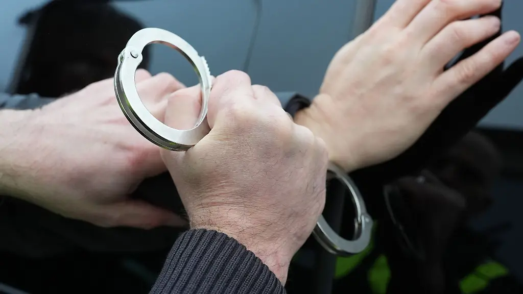 Polizisten-nehmen-den-Geldabholer-fest
