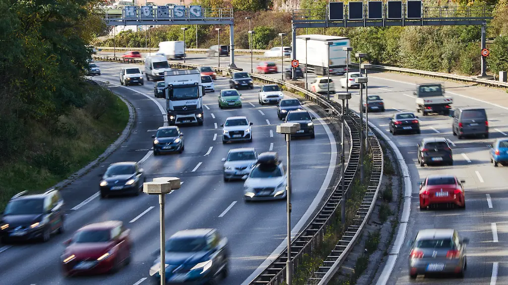 Der-Autoverkehr-fliesst-fluessig-auf-der-A100-auf-Hoehe-vom-Suedkreuz-Der-Besuch-von-US-Praesident-Biden-in-Deutschland-ist-mit-zahlreichen-Verkehrseinschraenkungen-verbunden