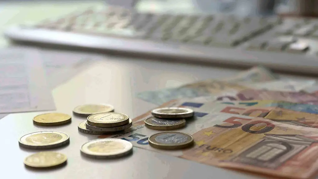 Wofuer-geben-die-Menschen-in-Bayern-ihr-Geld-aus-Die-Laufende-Wirtschaftsrechnung-gibt-Auskunft