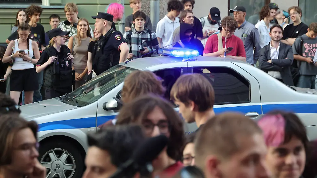 RUSSIA-MOSCOW-AUGUST-10-2026-Activists-gather-outside-as-the-Russian-Supreme-Court-hears-a-bid-by-Rodina-to-disqualify-Yabloko-from-the-2026-State-Duma-election