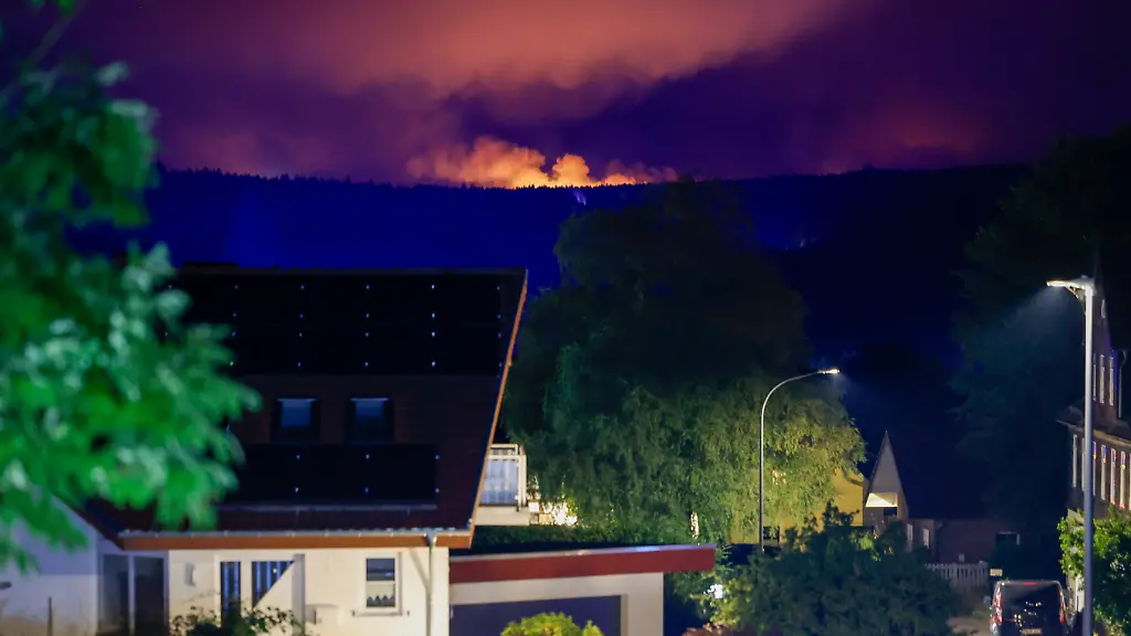 Blick-von-dem-Ortsteil-Monschau-Kalterherberg-auf-die-belgische-Seite-wo-das-Hohe-Venn-in-Flammen-steht-Weite-Teile-des-Hohen-Venn-an-der-Grenze-zu-Deutschland-sind-von-den-Flammen-betroffen