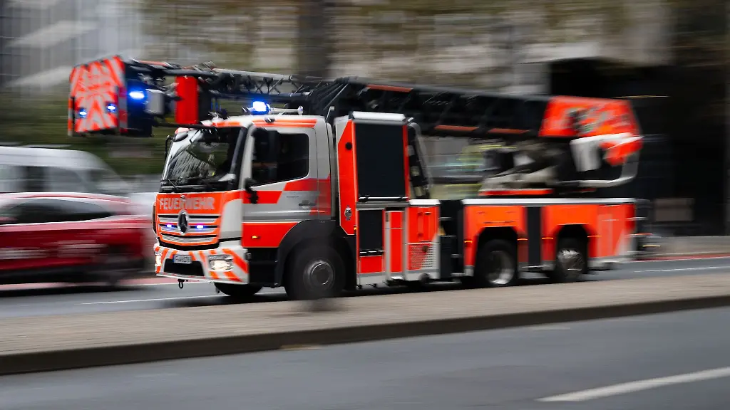 Mit-einer-Drehleiter-retten-Einsatzkraefte-den-Senior-von-seinem-Balkon