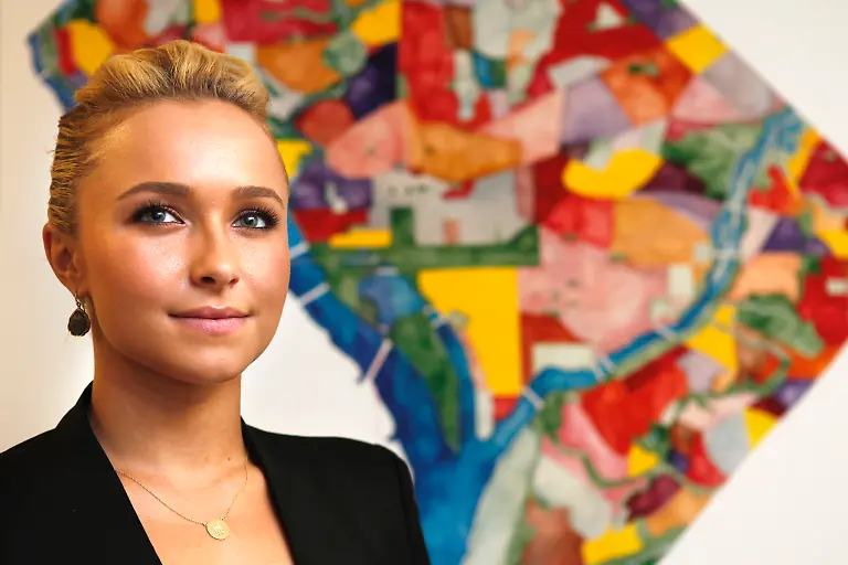 Actress-Hayden-Panettiere-poses-for-a-portrait-in-front-of-a-painting-of-the-District-of-Columbia-Friday-Sept-16-2011-in-Washington-The-22-year-old-actress-has-been-honored-by-the-city-for-her-advocacy-for-DC-statehood