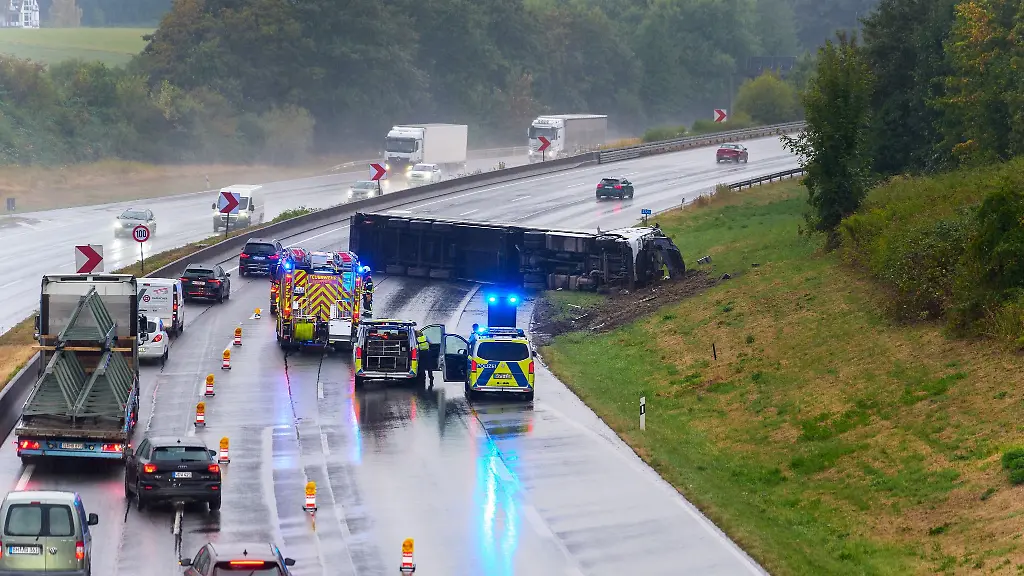 Bis-die-Autobahn-wieder-vollstaendig-befahrbar-sei-wird-es-laut-Polizei-noch-dauern