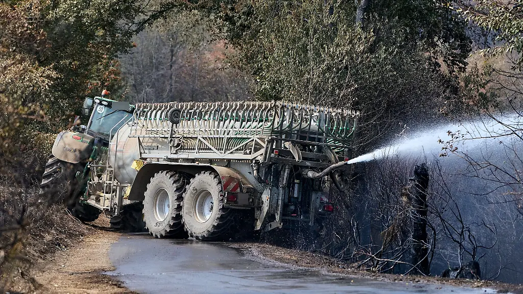 Nicht-nur-die-Feuerwehr-war-im-Einsatz-Auch-Landwirte-aus-der-Region-eilten-zu-Hilfe