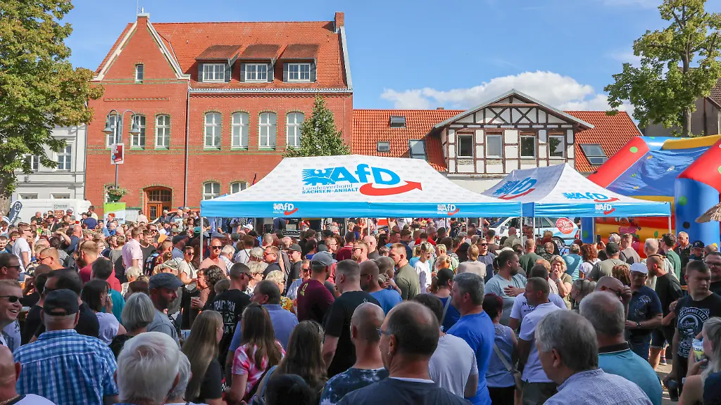 AfD-Anhaenger-nehmen-am-AfD-Familienfest-zur-Landtagswahl-2026-teil
