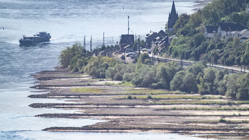 13-08-2026-Rheinland-Pfalz-Bacharach-Ein-Schiff-faehrt-an-freiliegenden-Sandbaenken-auf-dem-Rhein-bei-Bacharach-vorbei-Die-Binnenschifffahrt-ist-bereits-massiv-eingeschraenkt