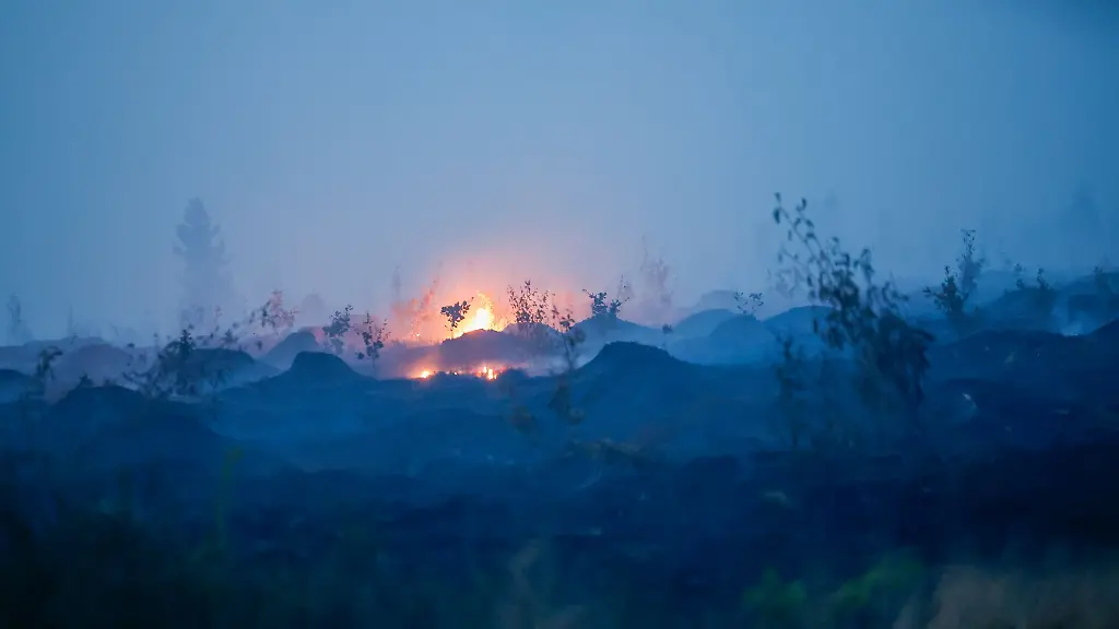 Weite-Teile-des-Hohen-Venn-an-der-Grenze-zu-Deutschland-sind-von-den-Flammen-betroffen-Ein-Brand-im-Hochmoor-birgt-besondere-Gefahren