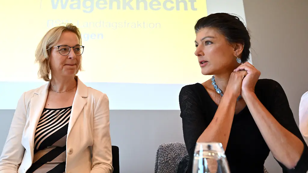 Sahra-Wagenknecht-r-Parteivorsitzende-des-BSW-und-Katja-Wolf-l-Thueringens-BSW-Landeschefin-Finanzministerin-und-stellvertretende-Ministerpraesidentin-von-Thueringen-sitzen-nebeneinander-Wagenknecht-trifft-sich-mit-Mitgliedern-der-Thueringer-BSW-Landtagsfraktion