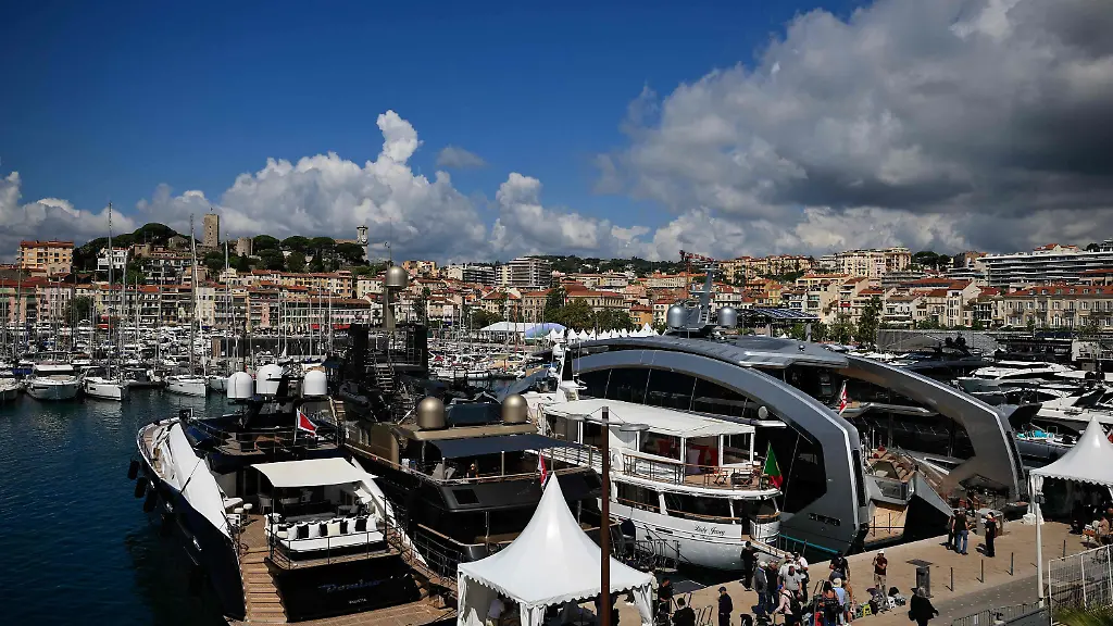ARCHIV-13-05-2025-Frankreich-Cannes-Luxusyachten-liegen-im-alten-Hafen-von-Cannes-vor-Anker-von-einer-Terrasse-des-Palais-aus-gesehen-Bei-einer-Kollision-westlich-von-Cannes-zwischen-einer-Luxusyacht-und-einem-Festrumpfschlauchboot-wurden-zehn-Menschen-verletzt-vier-darunter-schwer-Ein-Mann-wird-vermisst