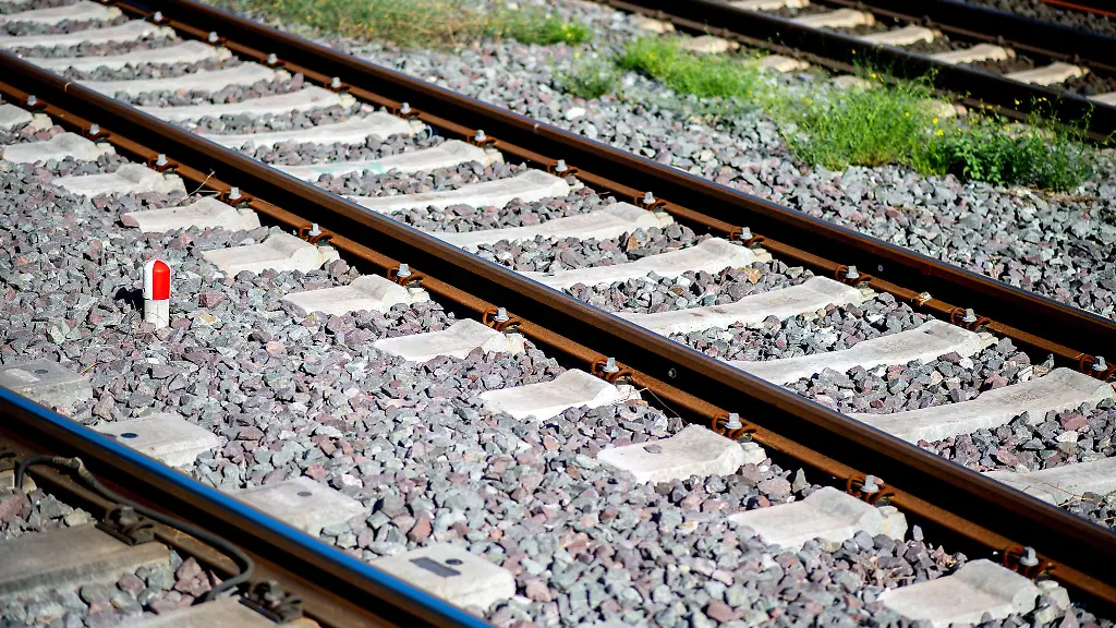 Gegenstaende-auf-Gleisen-koennen-laut-Bundespolizei-zu-gefaehrlichen-Geschossen-werden