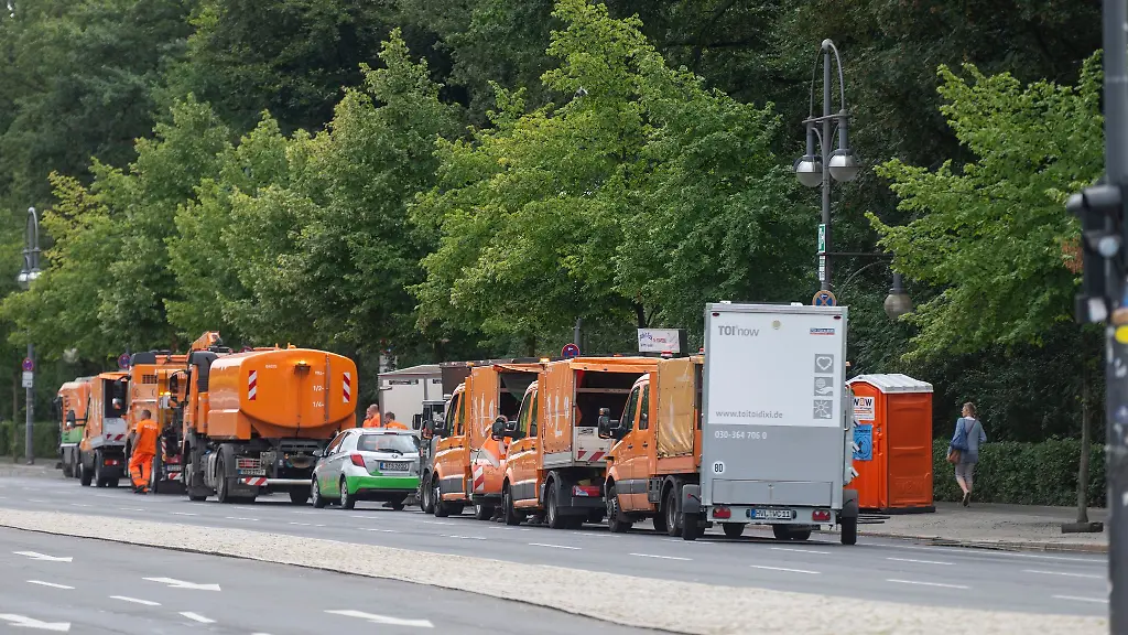 Die-Berliner-Stadtreinigung-BSR-hat-nach-der-Veranstaltung-rund-80-Kubikmeter-Muell-eingesammelt