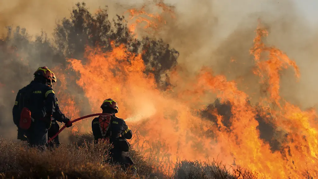 Feuerwehrleute-bekaempfen-die-Flammen-die-in-der-Naehe-von-Ierapetra-auf-der-Insel-Kreta-weiter-Waelder-und-Ackerland-verbrennen