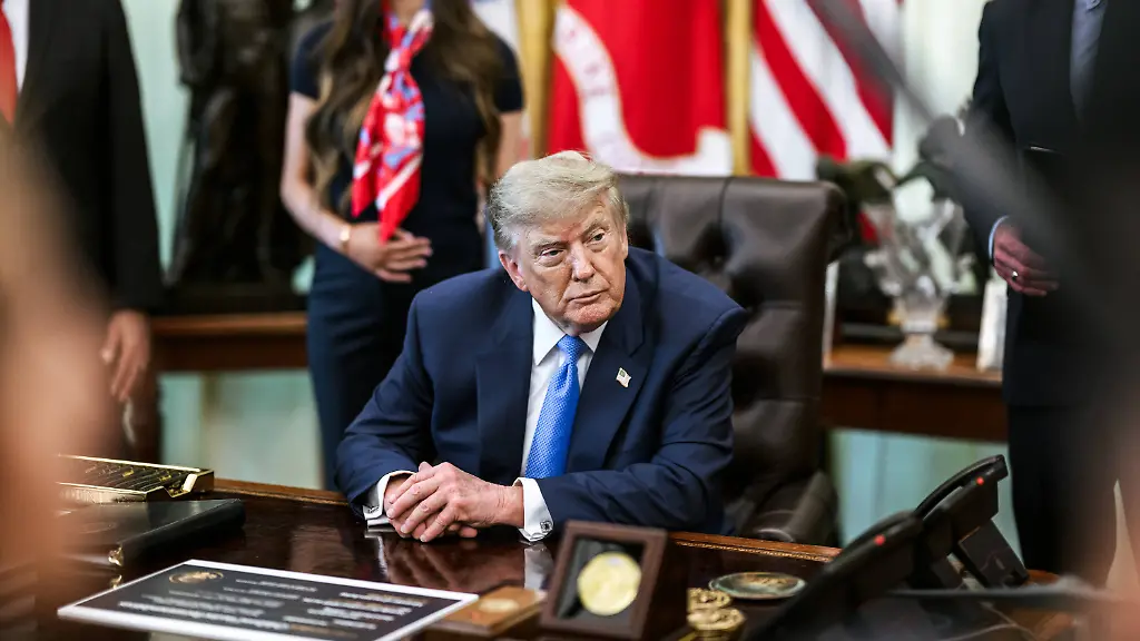 President-Donald-J-Trump-signs-an-Executive-Order-regarding-childhood-vaccines-President-Donald-J-Trump-signs-an-Executive-Order-regarding-childhood-vaccines-in-the-Oval-Office-Monday-August-10-2026