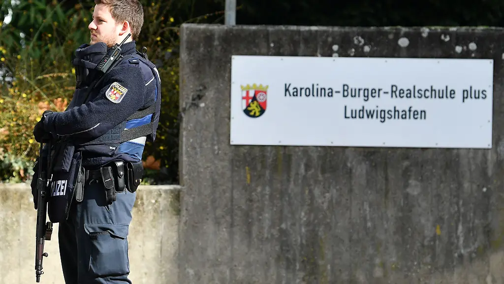 Nach-Reizgasattacken-zeigte-sich-die-Polizei-regelmaessig-an-der-Schule