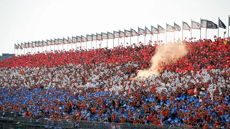 Sport-Bilder-des-Tages-Fans-F1-Grand-Prix-of-the-Netherlands-at-Circuit-Zandvoort-on-September-5-2021-in-Zandvoort-Netherlands
