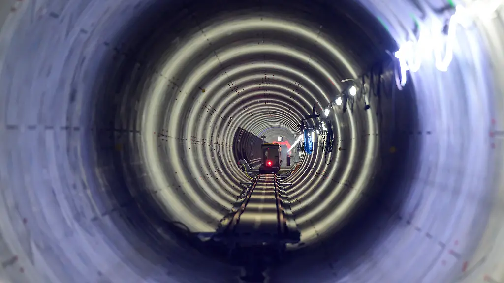 Blick-in-den-Tunnel-der-SuedLink-Elbquerung-Nach-rund-eineinhalb-Jahren-und-5-2-Kilometern-hat-die-Tunnelbohrmaschine-ELSA-den-Zielschacht-in-Wischhafen-erreicht-Damit-ist-der-Tunnelvortrieb-zwischen-Wewelsfleth-Schleswig-Holstein-und-Wischhafen-Niedersachsen-abgeschlossen