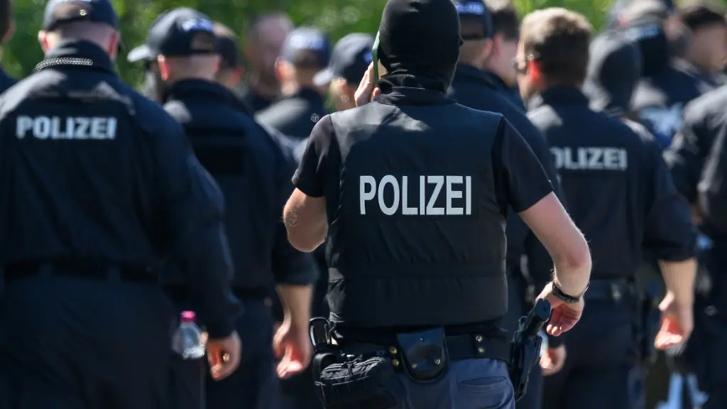 Einsatzkraefte-der-Polizei-und-des-BKA-suchen-am-Flughafen-Leipzig-Halle-nahe-dem-Ort-Kursdorf-nach-Spuren-Nach-dem-Drohnenvorfall-in-der-Nacht-zum-Mittwoch-05-08-laufen-die-Ermittlungen-Die-fuer-einen-Angriff-ausgeruestete-Drohne-war-nach-Angaben-aus-Sicherheitskreisen-nahe-einer-ukrainischen-Transportmaschine-sichergestellt-worden