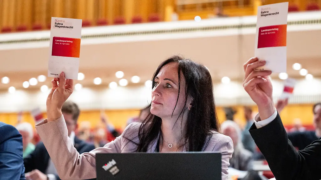 Anke-Wirsing-BSW-hebt-ihre-Stimmkarte-zur-Abstimmung-ueber-die-Tagesordnung